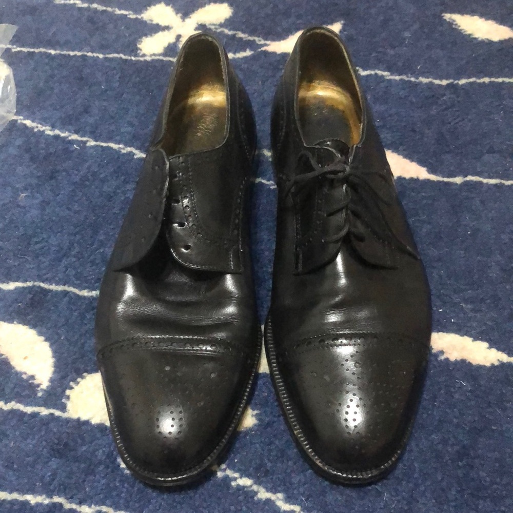 GUCCI VINTAGE BLACK LEATHER MEDALLION TOE CAPTOE SHOES 42 - Picture 2 of 6
